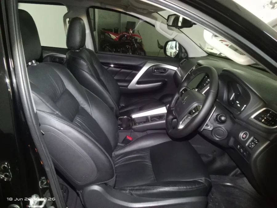 Foto Mobil Bekas Kabin Depan Mitsubishi Pajero Sport 2.4 Dakar 4X2 tahun 2023