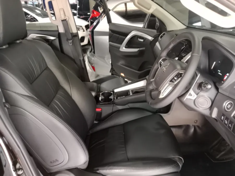 Foto Mobil Bekas Kabin Depan Mitsubishi Pajero Sport 2.4 Dakar 4X2 tahun 2023