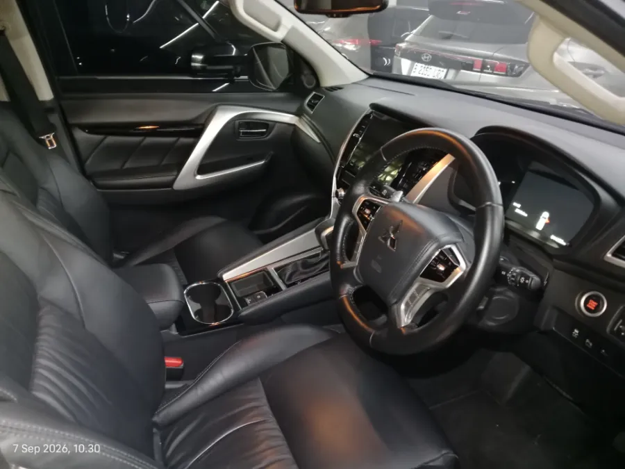 Foto Mobil Bekas Kabin Depan Mitsubishi Pajero Sport 2.4 Dakar 4X2 tahun 2023