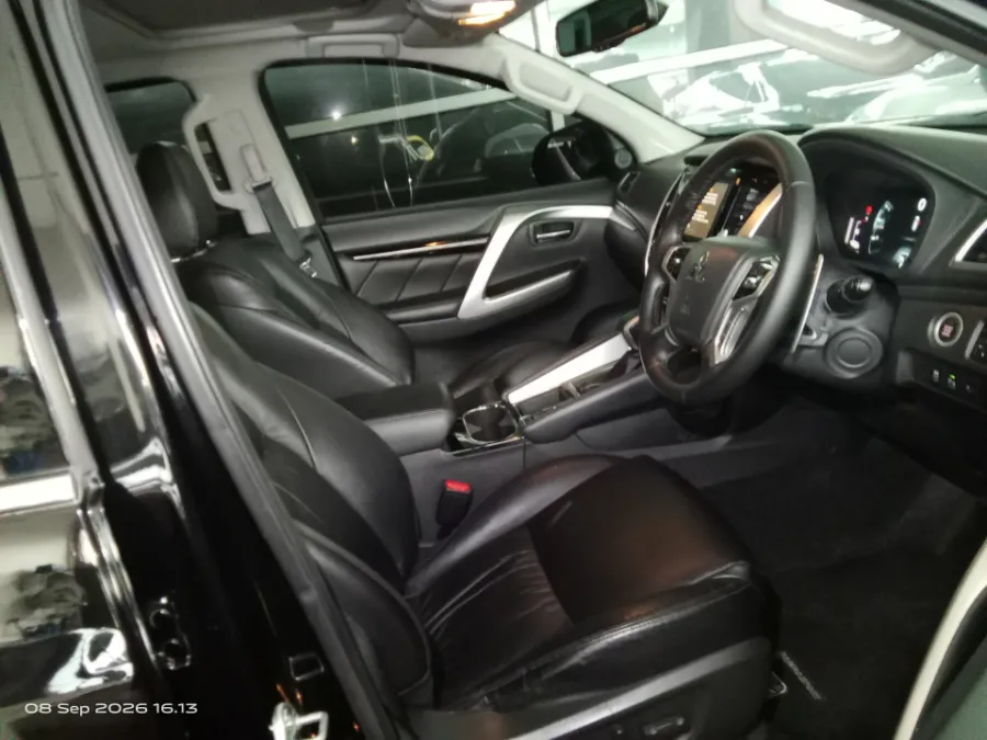 Foto Mobil Bekas Kabin Depan Mitsubishi Pajero Sport 2.4 Dakar 4X2 tahun 2023