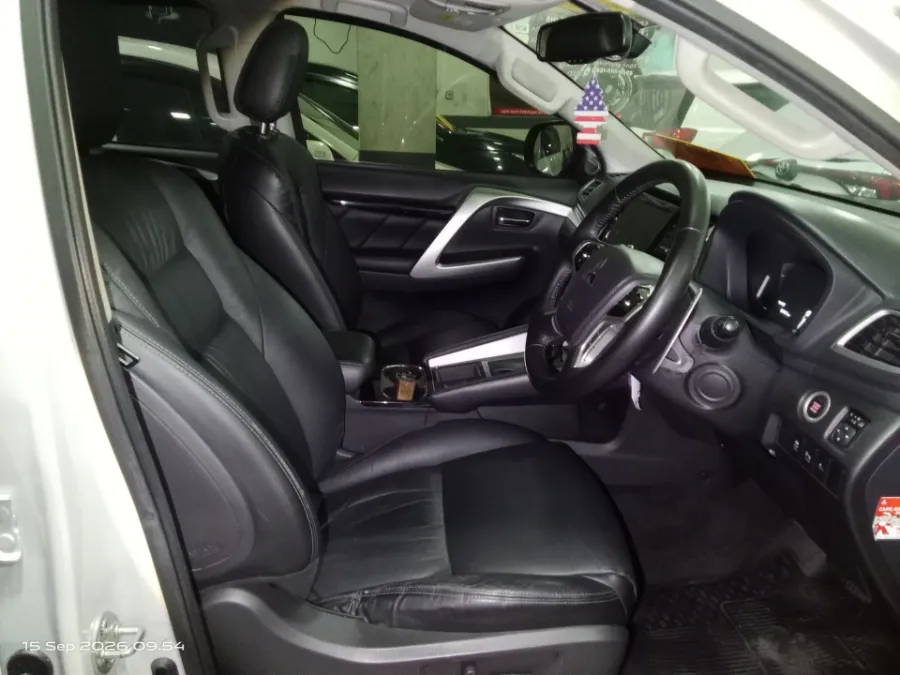 Foto Mobil Bekas Kabin Depan Mitsubishi Pajero Sport 2.4 Dakar 4X2 tahun 2023