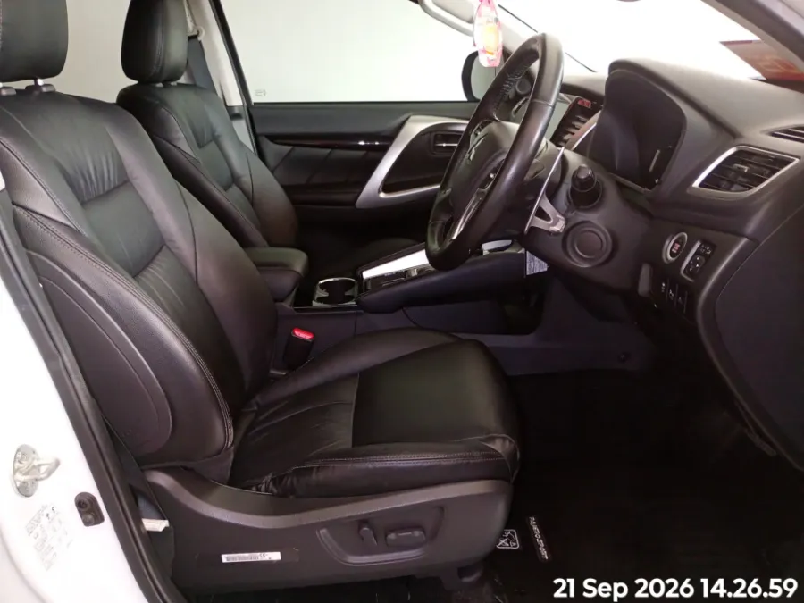 Foto Mobil Bekas Kabin Depan Mitsubishi Pajero Sport 2.4 Dakar 4X2 tahun 2023
