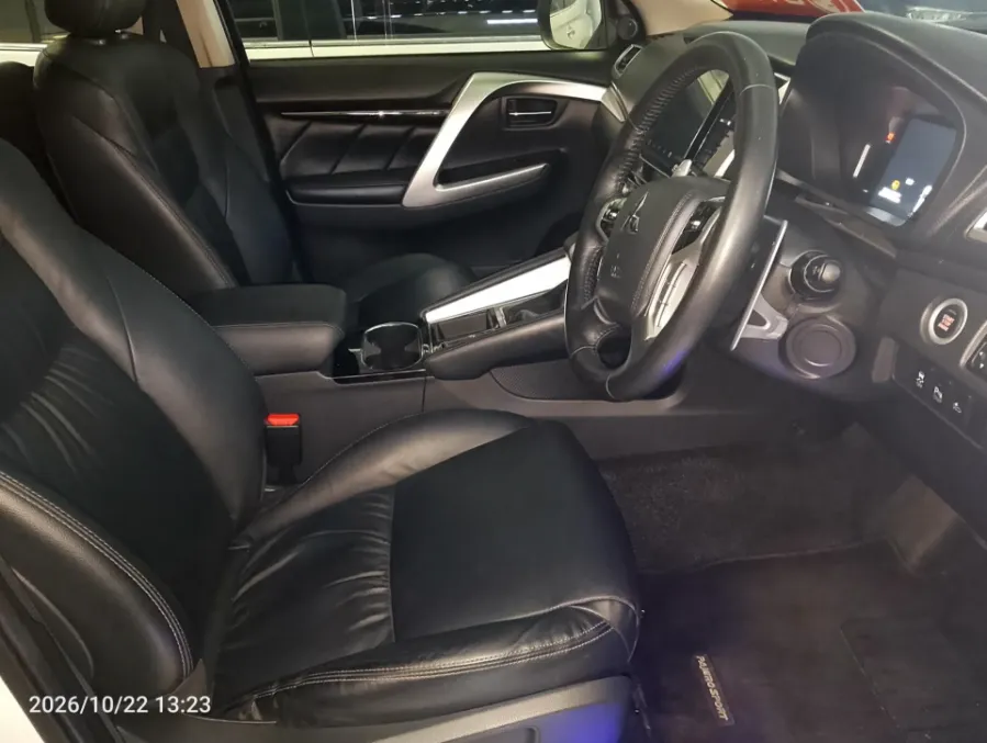 Foto Mobil Bekas Kabin Depan Mitsubishi Pajero Sport 2.4 Dakar 4X2 tahun 2023