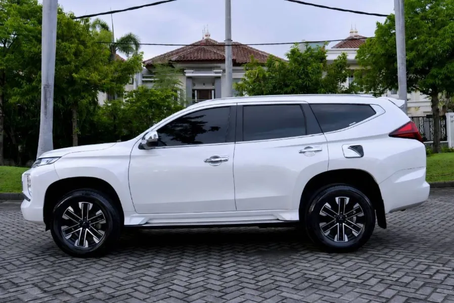 Foto Mobil Bekas Tampak Samping Mitsubishi Pajero Sport 2.4 Dakar 4X2 tahun 2023