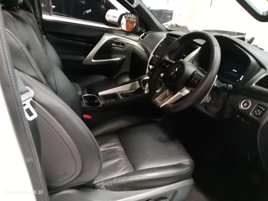 Foto Mobil Bekas Kabin Depan Mitsubishi Pajero Sport 2.4 Dakar 4X2 tahun 2024