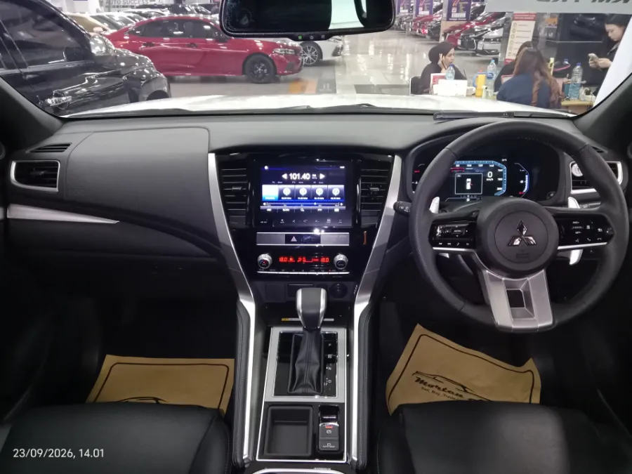 Foto Mobil Bekas Dashboard Mitsubishi Pajero Sport 2.4 Dakar 4X2 tahun 2025