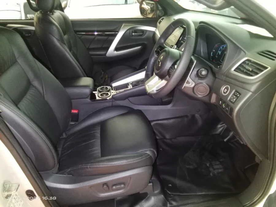Foto Mobil Bekas Kabin Depan Mitsubishi Pajero Sport 2.4 Dakar 4X2 tahun 2025