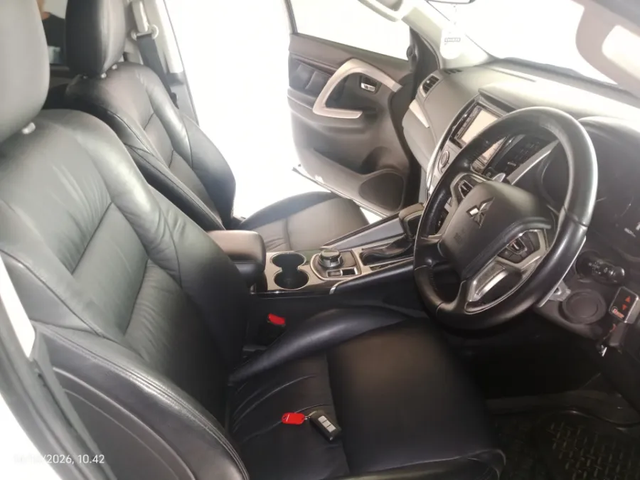 Foto Mobil Bekas Kabin Depan Mitsubishi Pajero Sport 2.4 Dakar 4X4 tahun 2019
