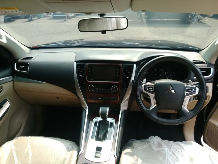 Foto Mobil Bekas Dashboard Mitsubishi Pajero Sport 2.4 Dakar Ultimate tahun 2018