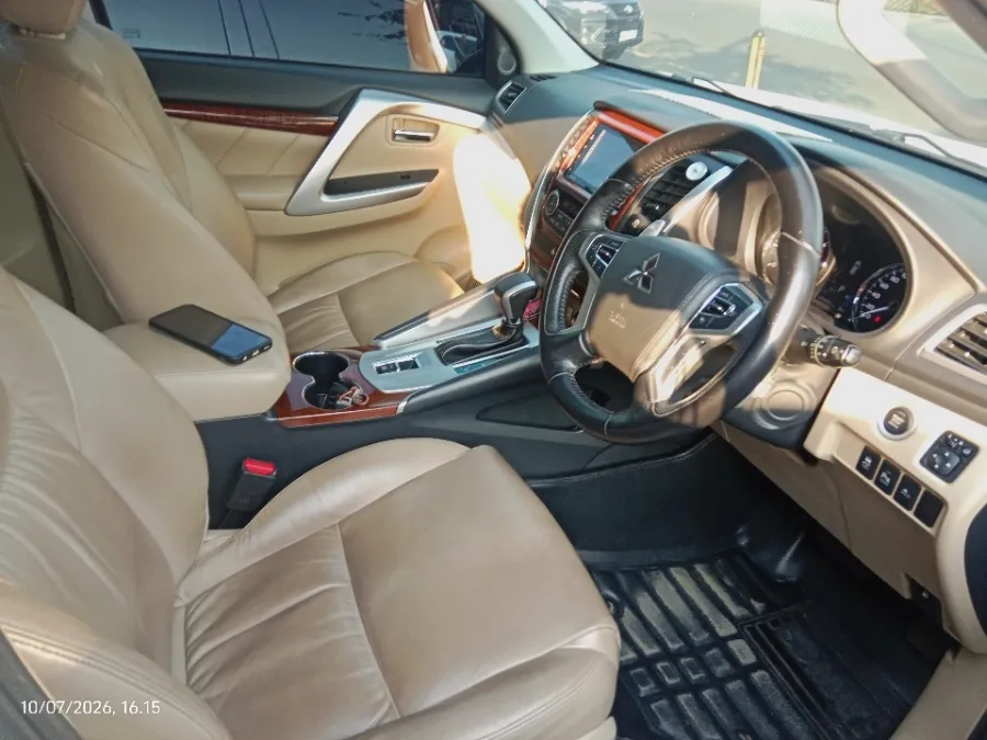 Foto Mobil Bekas Kabin Depan Mitsubishi Pajero Sport 2.4 Dakar Ultimate tahun 2018