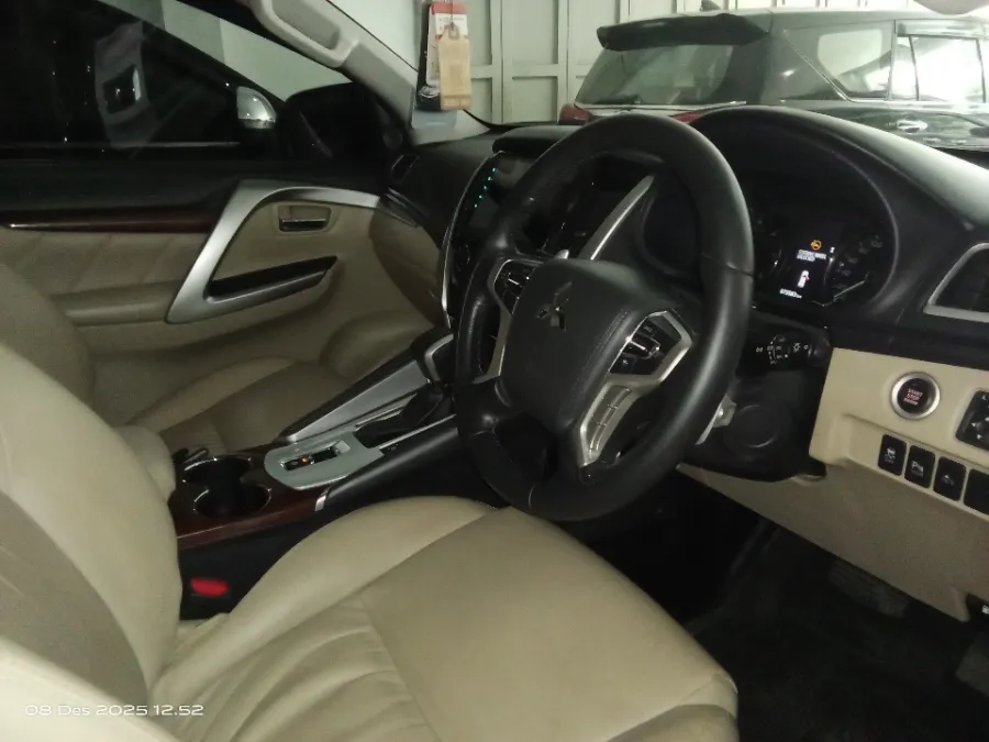 Foto Mobil Bekas Kabin Depan Mitsubishi Pajero Sport 2.4 Dakar Ultimate tahun 2019