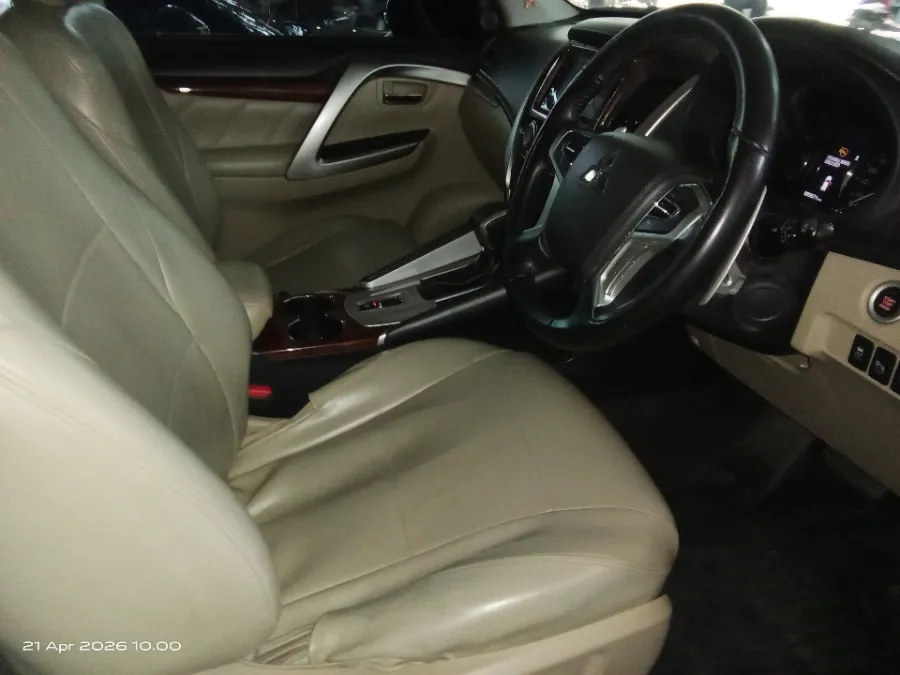 Foto Mobil Bekas Kabin Depan Mitsubishi Pajero Sport 2.4 Dakar Ultimate tahun 2019