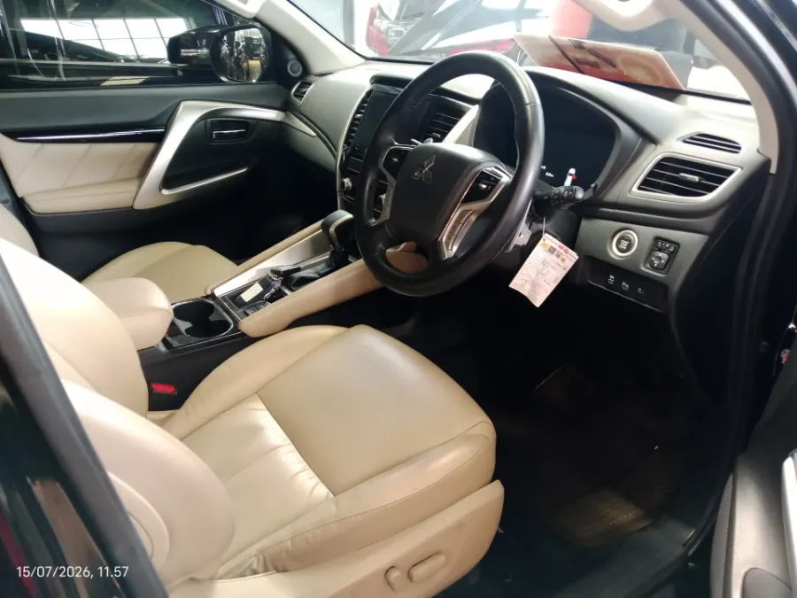 Foto Mobil Bekas Kabin Depan Mitsubishi Pajero Sport 2.4 Dakar Ultimate tahun 2022