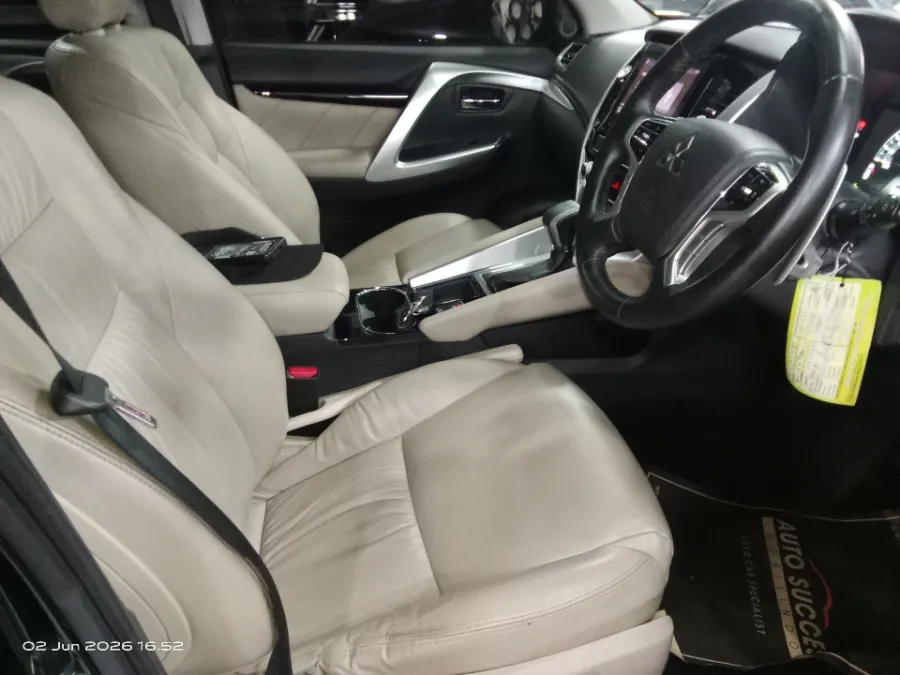 Foto Mobil Bekas Kabin Depan Mitsubishi Pajero Sport 2.4 Dakar Ultimate tahun 2022
