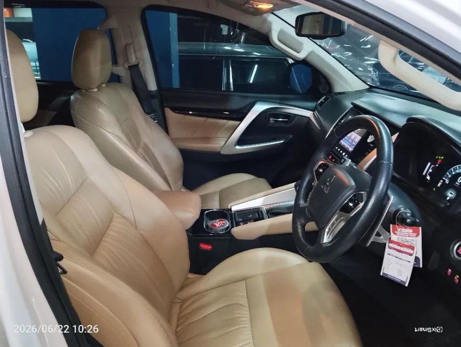 Foto Mobil Bekas Kabin Depan Mitsubishi Pajero Sport 2.4 Dakar Ultimate tahun 2022