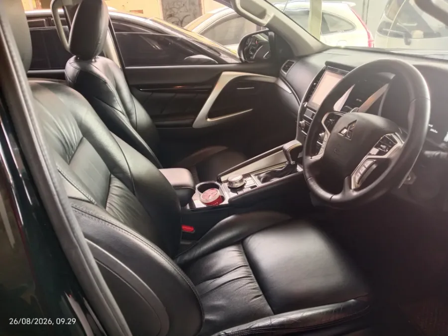 Foto Mobil Bekas Kabin Depan Mitsubishi Pajero Sport 2.4 Dakar Ultimate tahun 2023