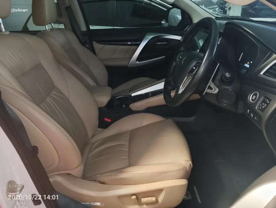Foto Mobil Bekas Kabin Depan Mitsubishi Pajero Sport 2.4 Dakar Ultimate tahun 2023