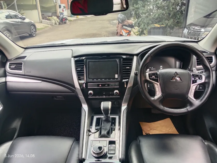 Foto Mobil Bekas Dashboard Mitsubishi Pajero Sport 2.4 Dakar Ultimate 4X4 tahun 2022