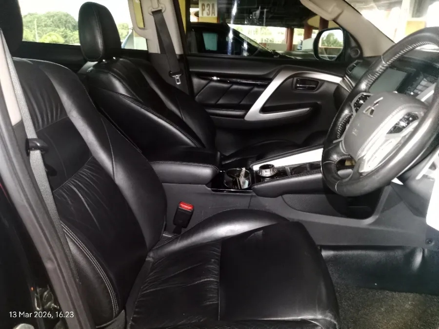 Foto Mobil Bekas Kabin Depan Mitsubishi Pajero Sport 2.4 Dakar Ultimate 4X4 tahun 2022