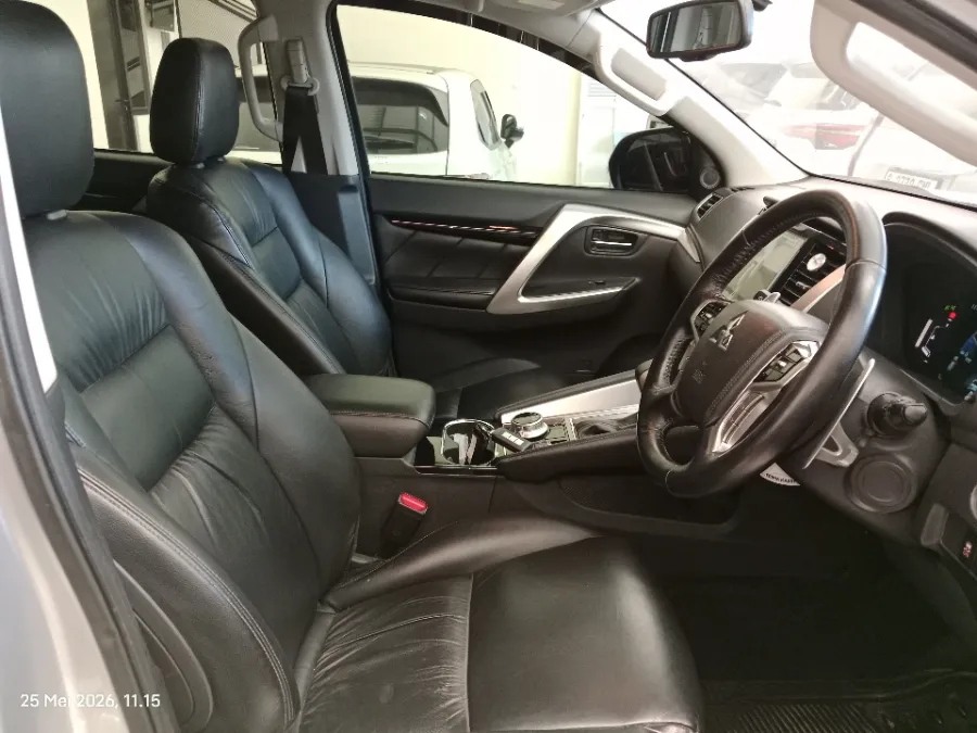 Foto Mobil Bekas Kabin Depan Mitsubishi Pajero Sport 2.4 Dakar Ultimate 4X4 tahun 2022