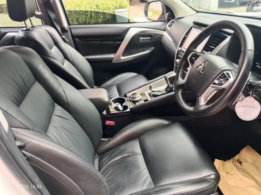 Foto Mobil Bekas Kabin Depan Mitsubishi Pajero Sport 2.4 Dakar Ultimate 4X4 tahun 2022