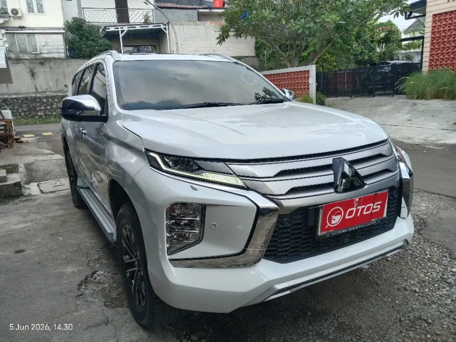 Foto Mobil Bekas Kanan Depan Mitsubishi Pajero Sport 2.4 Dakar Ultimate 4X4 tahun 2022