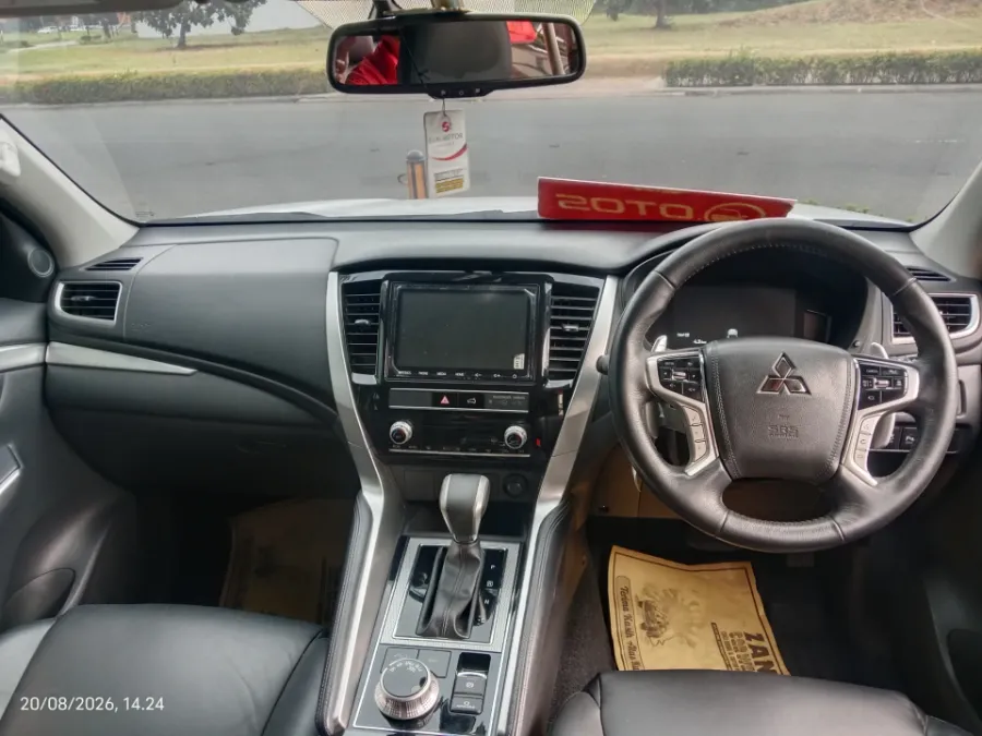 Foto Mobil Bekas Dashboard Mitsubishi Pajero Sport 2.4 Dakar Ultimate 4X4 tahun 2023