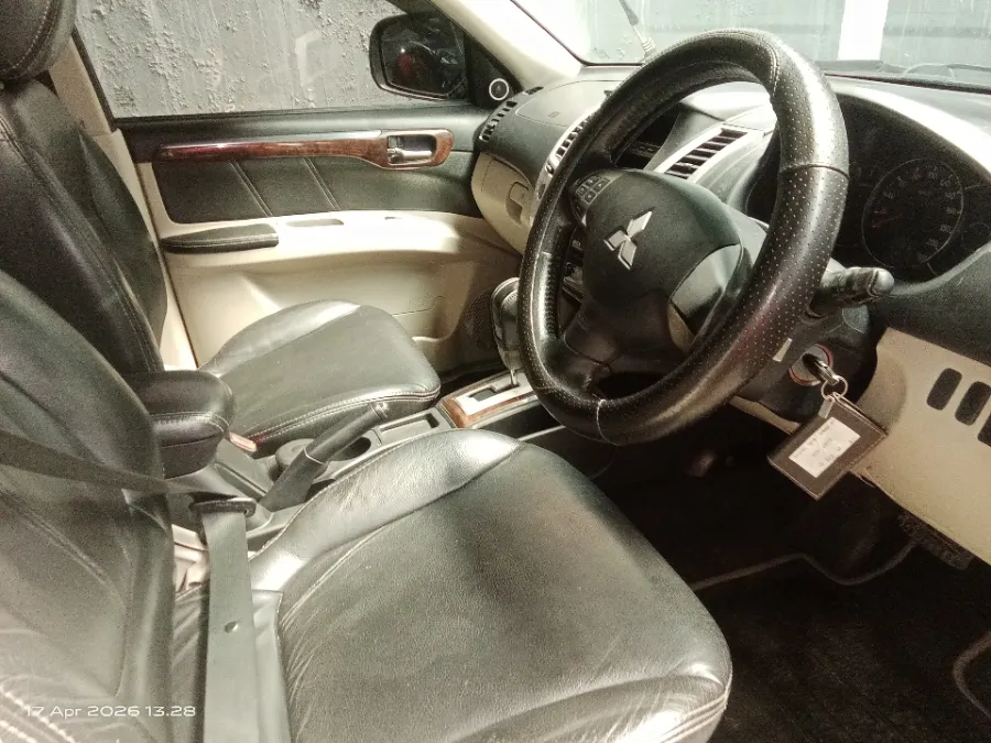 Foto Mobil Bekas Kabin Depan Mitsubishi Pajero Sport 2.5 tahun 2012