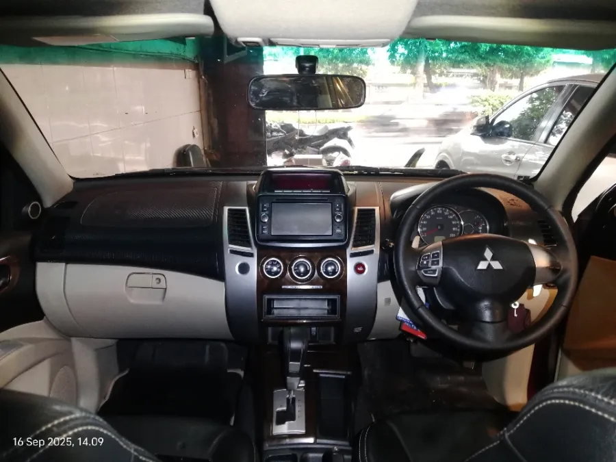 Foto Mobil Bekas Dashboard Mitsubishi Pajero Sport 2.5 Dakar tahun 2015