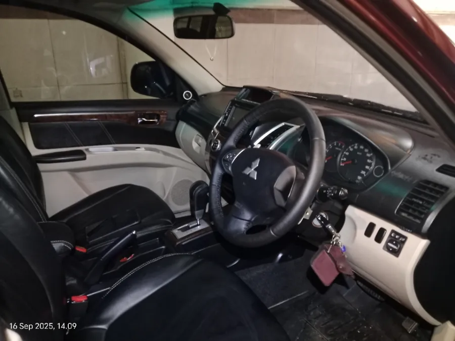 Foto Mobil Bekas Kabin Depan Mitsubishi Pajero Sport 2.5 Dakar tahun 2015
