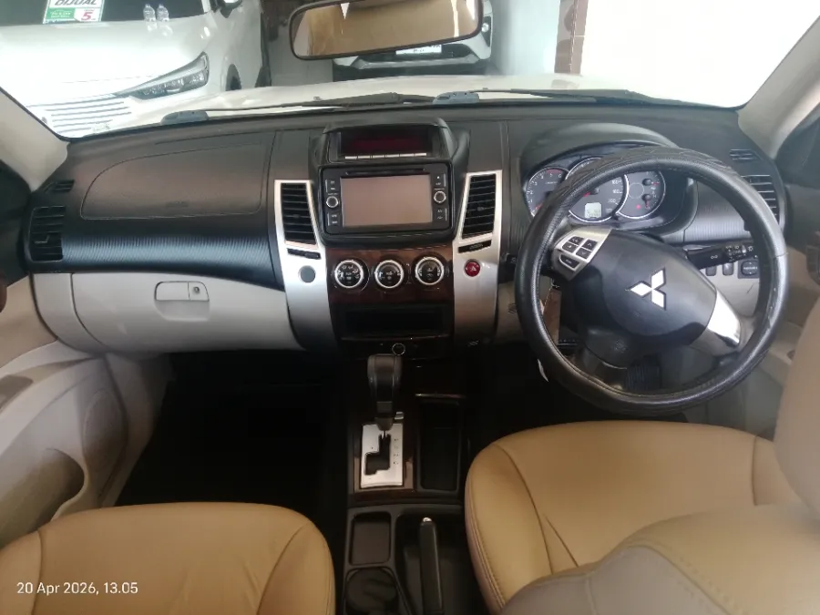 Foto Mobil Bekas Dashboard Mitsubishi Pajero Sport 2.5 Exceed 4X2 tahun 2015