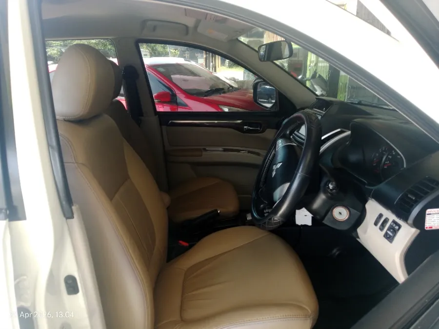 Foto Mobil Bekas Kabin Depan Mitsubishi Pajero Sport 2.5 Exceed 4X2 tahun 2015