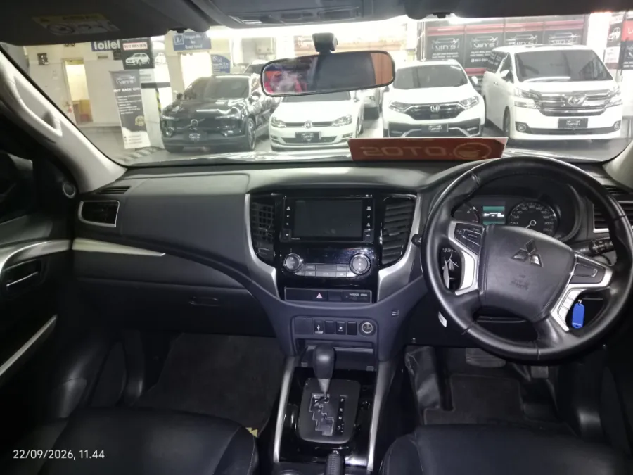 Foto Mobil Bekas Dashboard Mitsubishi Pajero Sport 2.5 Exceed 4X2 tahun 2022