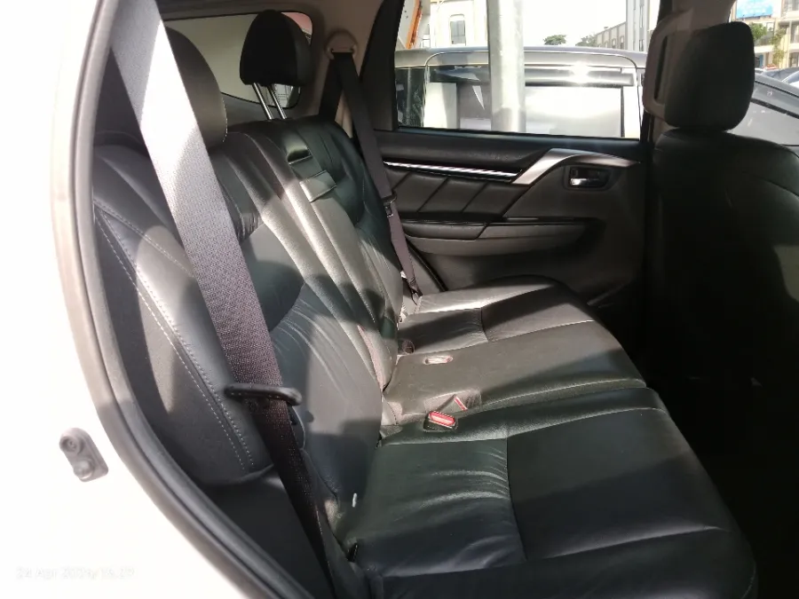 Foto Mobil Bekas Kabin Belakang Mitsubishi Pajero Sport 2.5 Exceed 4X2 tahun 2022