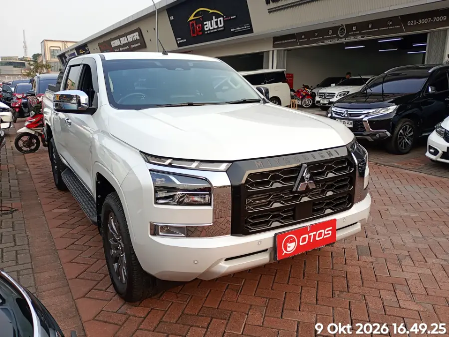 Foto Mobil Bekas Kanan Depan Mitsubishi Triton 2.4 tahun 2025