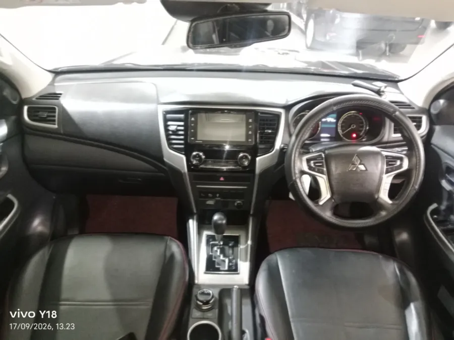 Foto Mobil Bekas Dashboard Mitsubishi Triton 2.4 Ultimate 4x4 tahun 2019