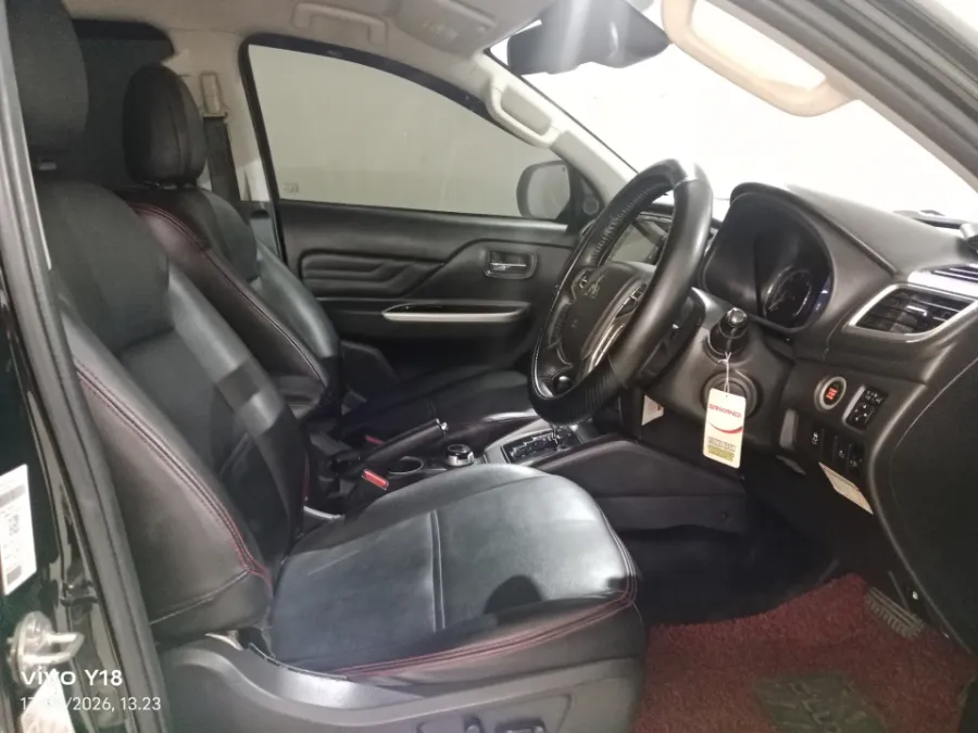 Foto Mobil Bekas Kabin Depan Mitsubishi Triton 2.4 Ultimate 4x4 tahun 2019