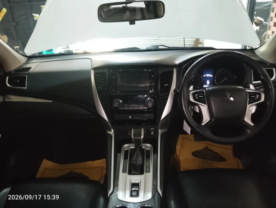 Foto Mobil Bekas Dashboard Mitsubishi Triton 2.4 Ultimate 4x4 tahun 2020