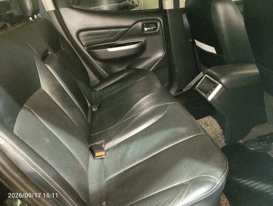 Foto Mobil Bekas Kabin Belakang Mitsubishi Triton 2.4 Ultimate 4x4 tahun 2020