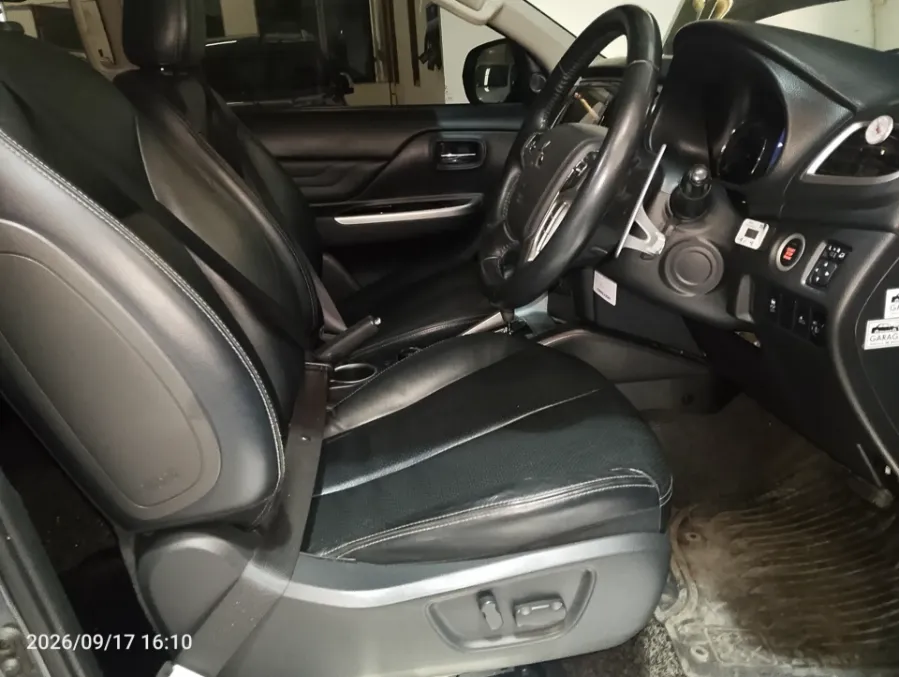 Foto Mobil Bekas Kabin Depan Mitsubishi Triton 2.4 Ultimate 4x4 tahun 2020