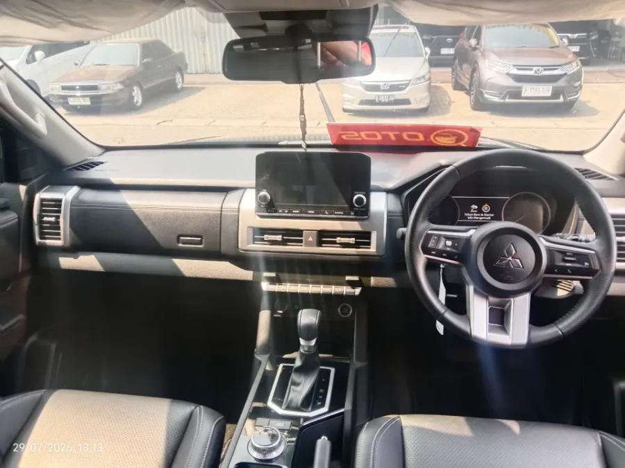 Foto Mobil Bekas Dashboard Mitsubishi Triton 2.4 Ultimate 4x4 tahun 2024