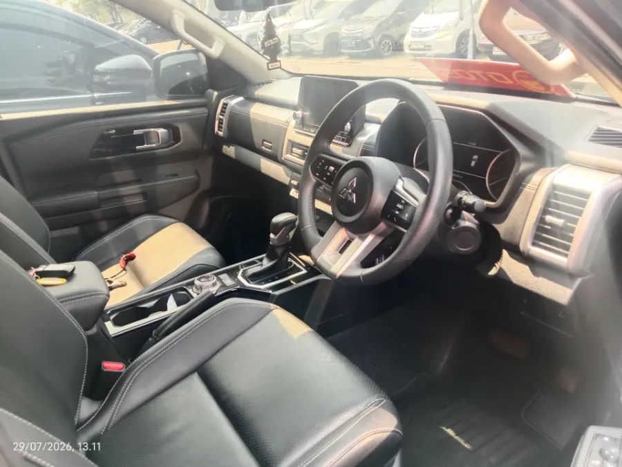 Foto Mobil Bekas Kabin Depan Mitsubishi Triton 2.4 Ultimate 4x4 tahun 2024