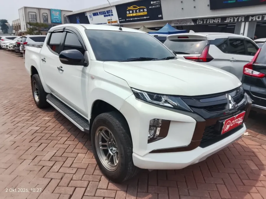 Foto Mobil Bekas Kanan Depan Mitsubishi Triton 2.5 Double Cabin GLS tahun 2021
