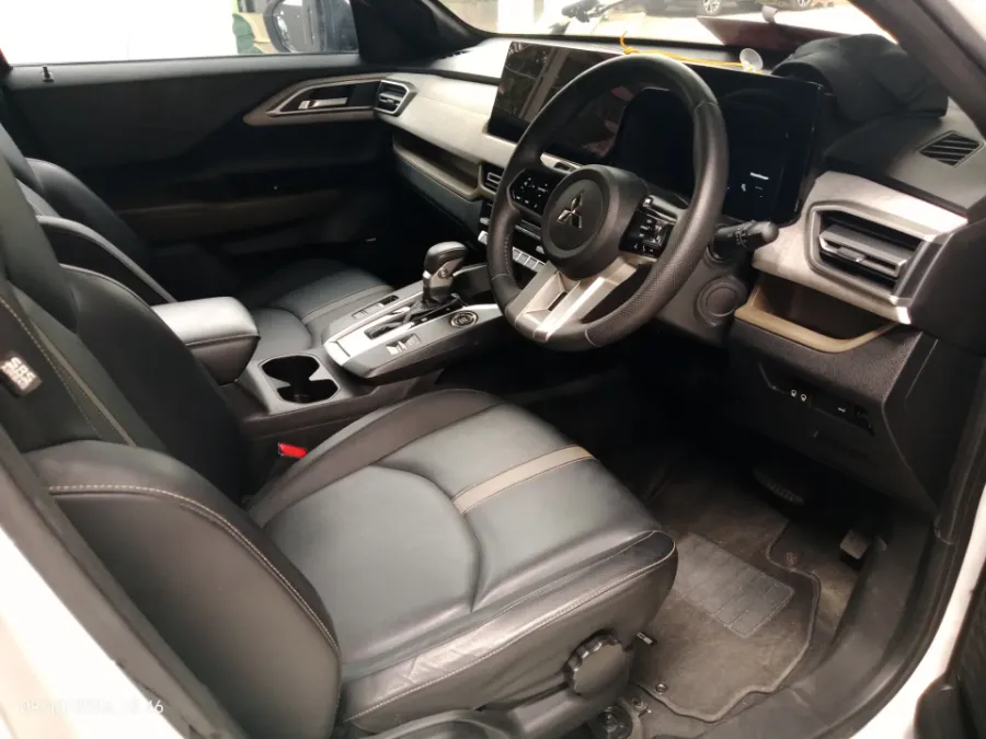 Foto Mobil Bekas Kabin Depan Mitsubishi XForce 1.5 Exceed tahun 2023