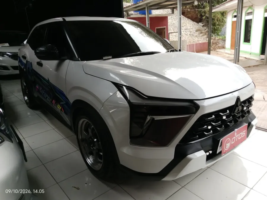 Foto Mobil Bekas Kanan Depan Mitsubishi XForce 1.5 Exceed tahun 2023