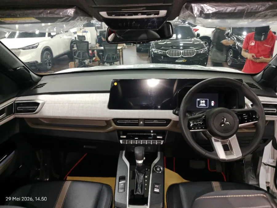 Foto Mobil Bekas Dashboard Mitsubishi XForce 1.5 Ultimate tahun 2023