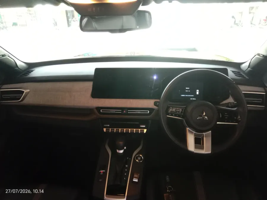 Foto Mobil Bekas Dashboard Mitsubishi XForce 1.5 Ultimate tahun 2023