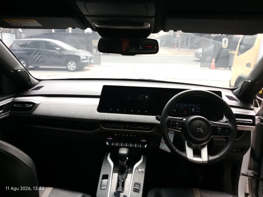 Foto Mobil Bekas Dashboard Mitsubishi XForce 1.5 Ultimate tahun 2023