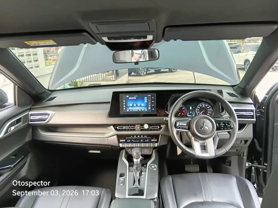 Foto Mobil Bekas Dashboard Mitsubishi XForce 1.5 Ultimate tahun 2023