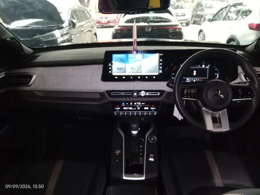 Foto Mobil Bekas Dashboard Mitsubishi XForce 1.5 Ultimate tahun 2023